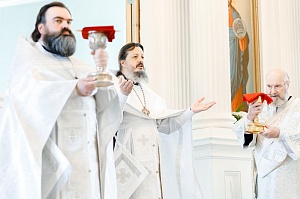Игумен Алексий сослужил епископу Фоме в Троицком соборе Яхромы